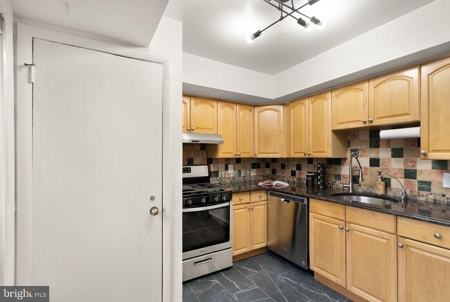 Building Photo - 1949 Kennedy Dr