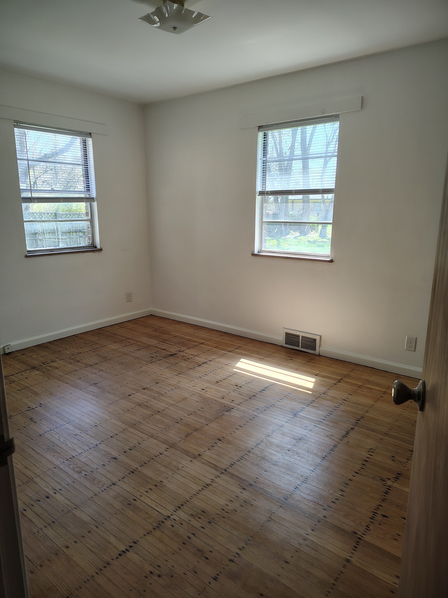 Building Photo - 1651 W 57th St