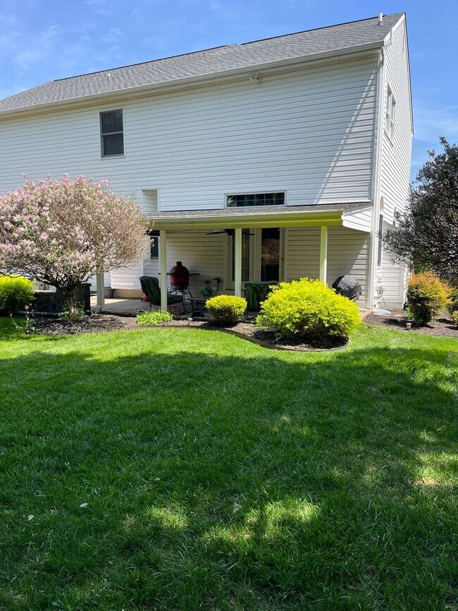 Building Photo - Updated & Landscaped 4 Bedroom, 4 Bath Hom...