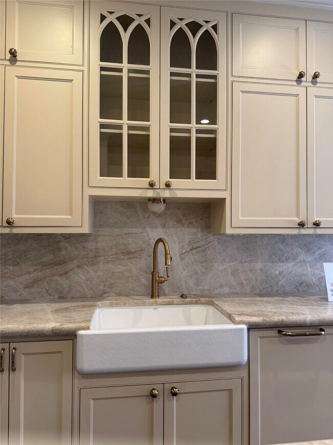 Building Photo - 5124 Chevy Chase Dr
