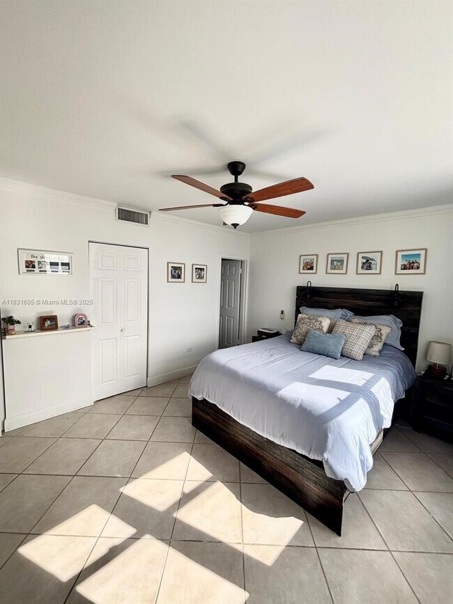Building Photo - 999 Brickell Bay Dr