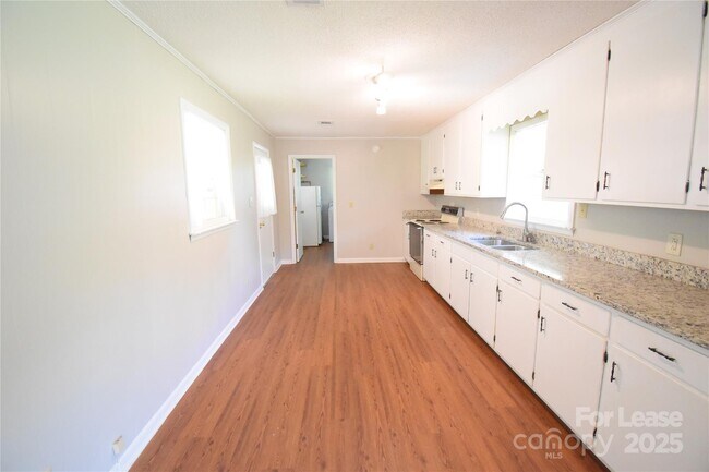 Building Photo - 4099 Shenandoah Dr SW
