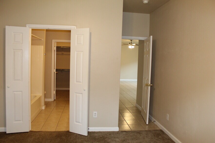 Building Photo - 402 Masters Ave