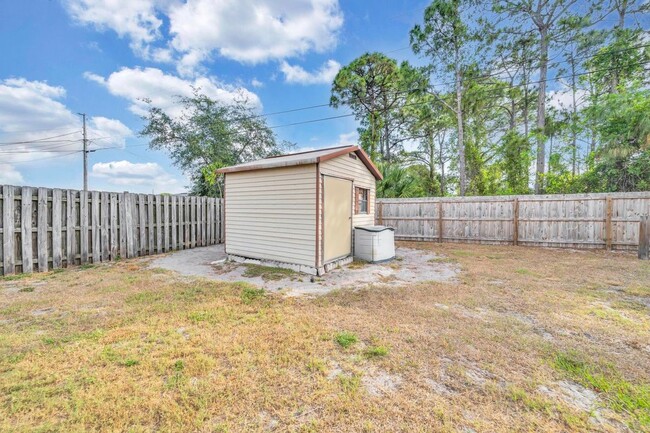 Building Photo - 214 SW Milburn Cir