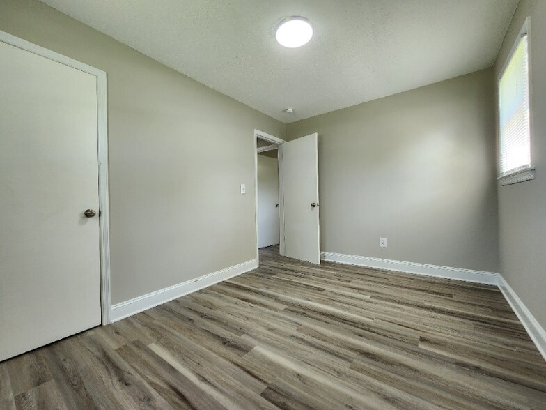 Building Photo - 445 Summerland Dr
