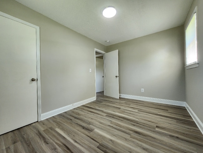Building Photo - 445 Summerland Dr