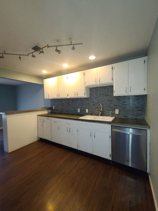 Building Photo - 1113 Laura Dr