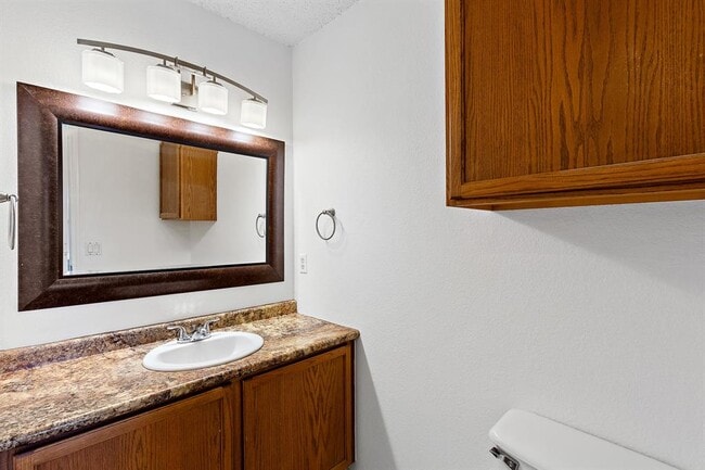 Building Photo - 2204 Coats Cir