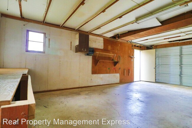 Building Photo - 3 br, 1 bath House - 2905 E 19th Street