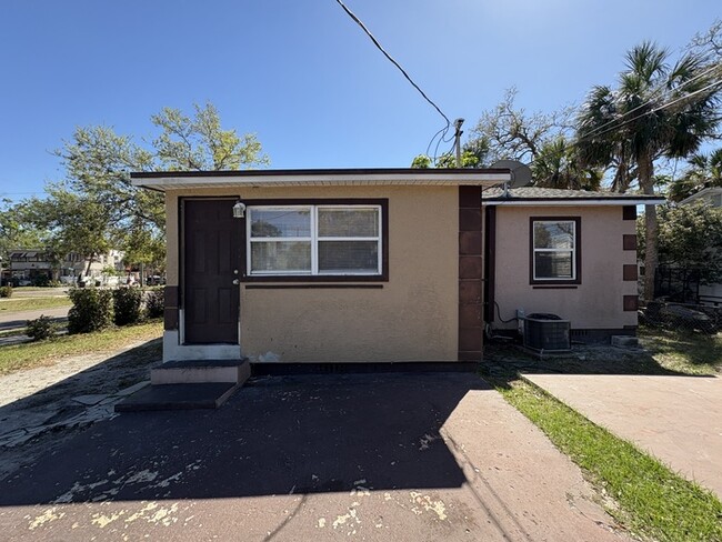 Building Photo - Charming 2-Bedroom Home in St. Petersburg'...