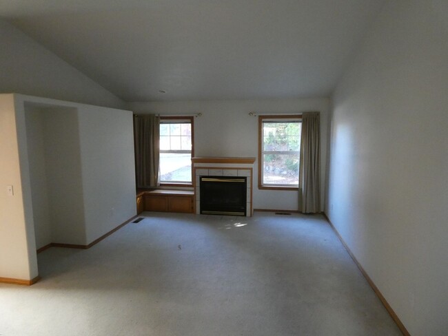 Building Photo - APPLICATION PENDING**624 Evans**