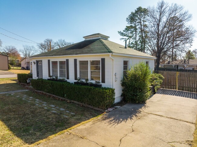 Building Photo - Freshly Updated 4 Bedroom Home