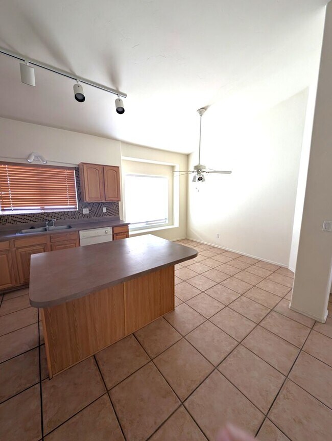 Building Photo - Convenient Tucson Eastside Home with 3 bed...