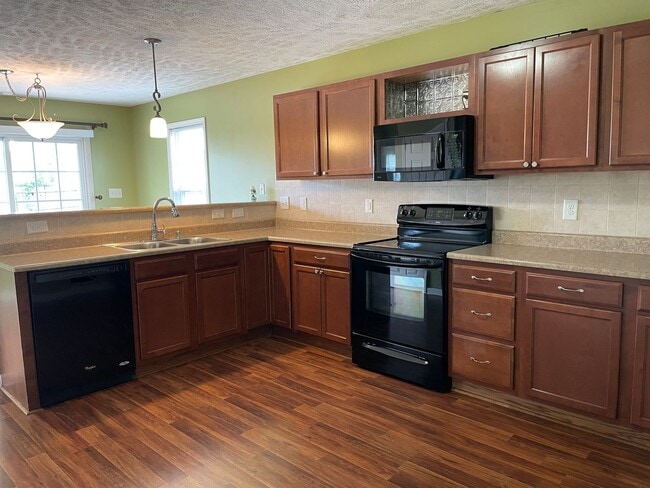 Building Photo - Charming 3 Bed 2 Bath Raeford Home with Fenced Backyard