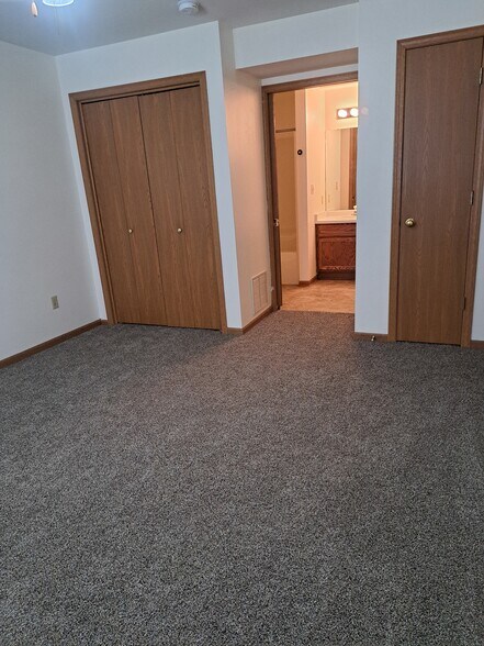 Building Photo - 586 Athletic Way