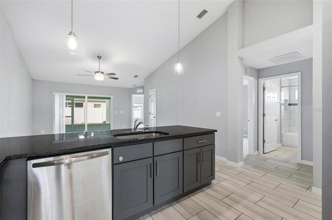 Building Photo - 2 Lynton Pl