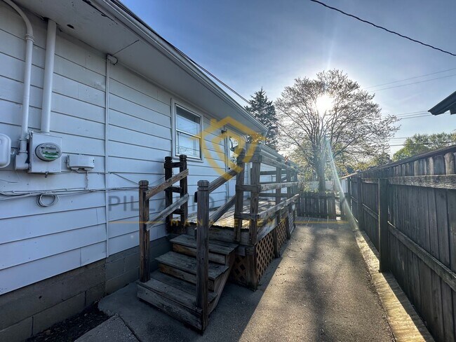 Building Photo - 805-805-805-802 S Worth Ave