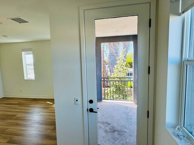 Building Photo - Gorgeous Three Bedroom Townhome For Rent i...