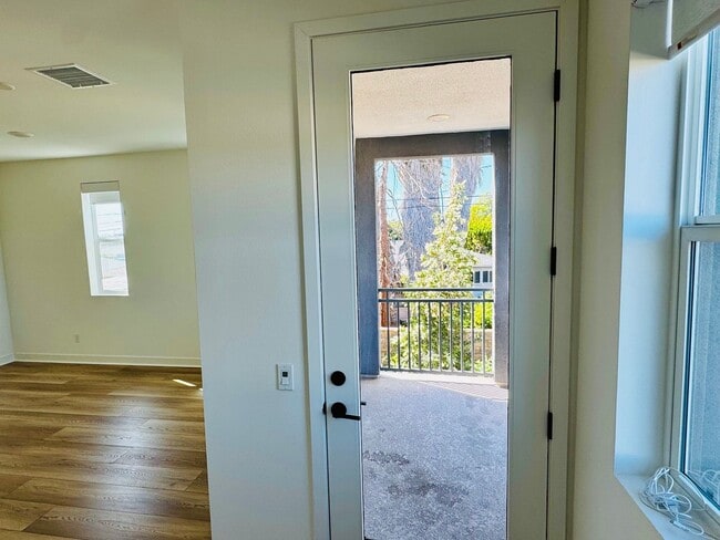 Building Photo - Gorgeous Three Bedroom Townhome For Rent in Gardena!