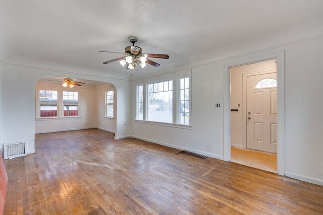 Building Photo - 1137 SE Uglow Ave