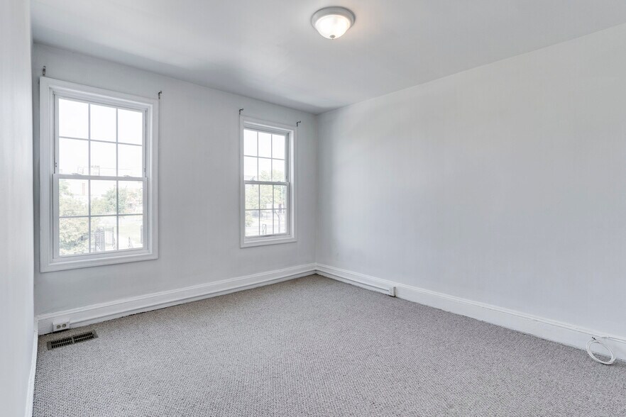 Building Photo - 710 Columbia Rd NW