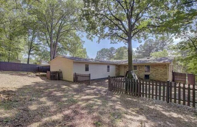 Building Photo - 12005 Greenleaf Dr SE