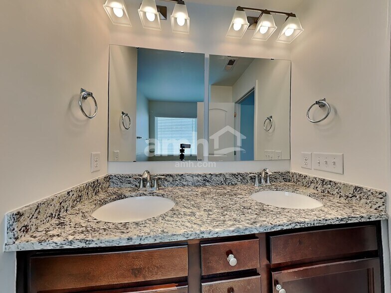 Building Photo - 5705 Oakgate Dr