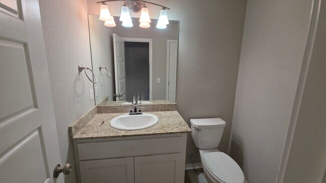 Building Photo - Great newer 3 bed 2 bath duplex.