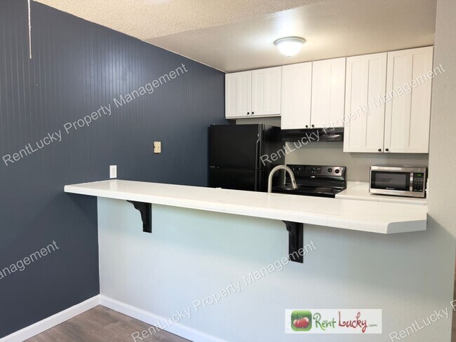 Building Photo - 2 Bed, 1 Bath in Federal Way Available NOW! Utilities Included and Extra Storage~