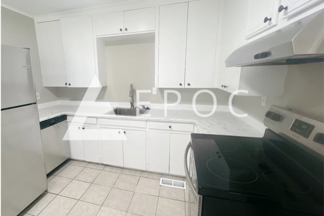 Building Photo - Newly Renovated- 2 Bedroom, 1 Bathroom Ava...