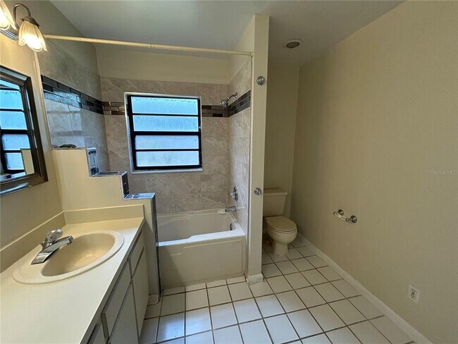 Building Photo - 1431 Tiverton Dr