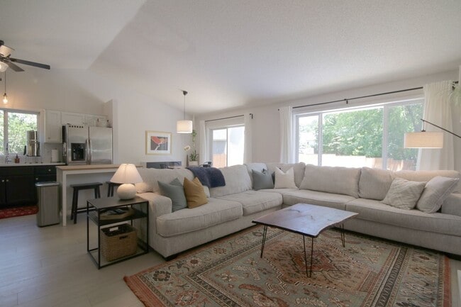 Building Photo - Spacious 5-bedroom, 3-bathroom modern home...
