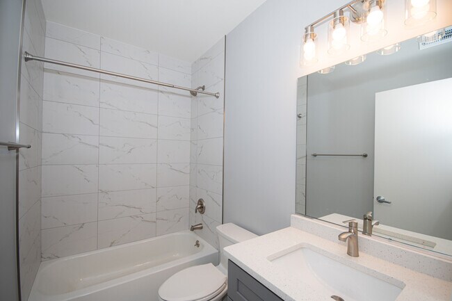 Building Photo - 141 S Oak Park Ave