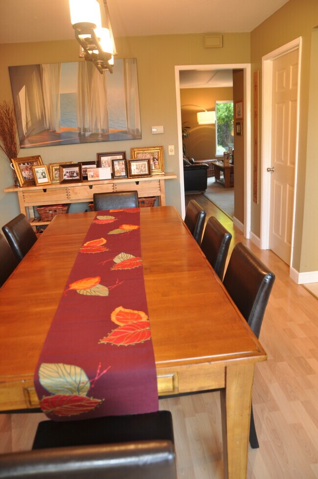 Building Photo - 5747 Clematis Dr