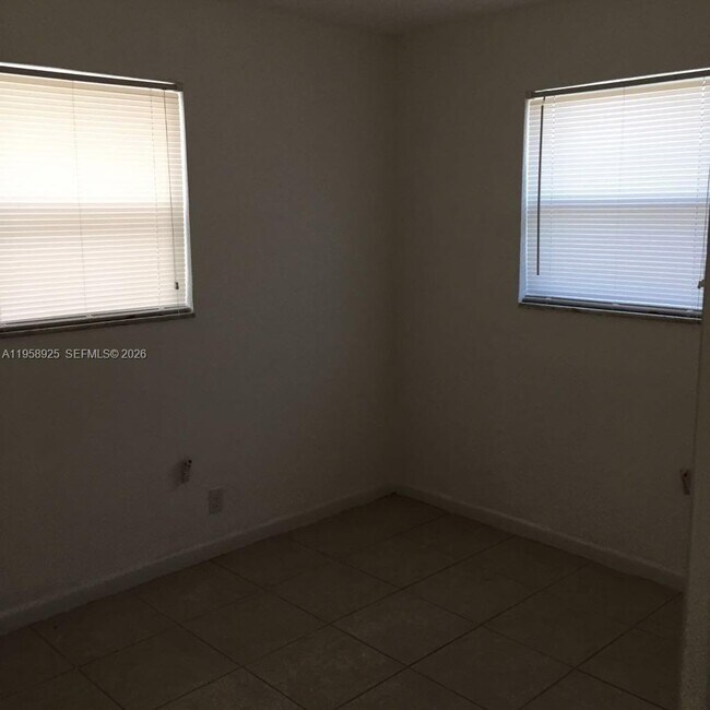 Building Photo - 726 21st St