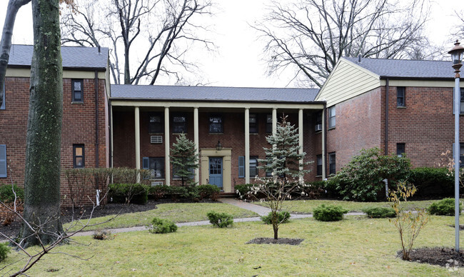 Building Photo - Continental Gardens