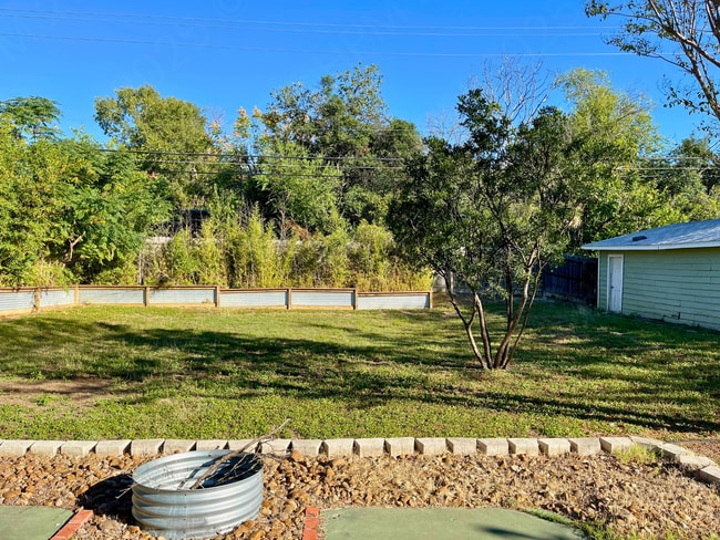 Building Photo - 1041 Ivy Ln