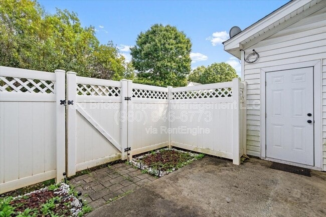 Building Photo - 6443 Mallard View Ln