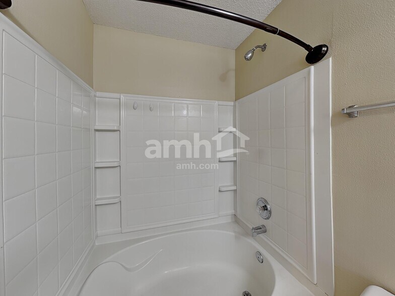 Building Photo - 2170 Bridlewood Dr