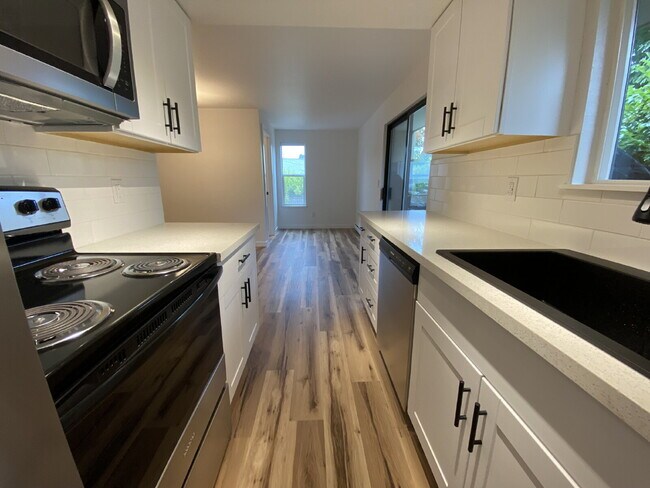 Building Photo - Spacious 3-Bedroom Remodeled Townhome in F...