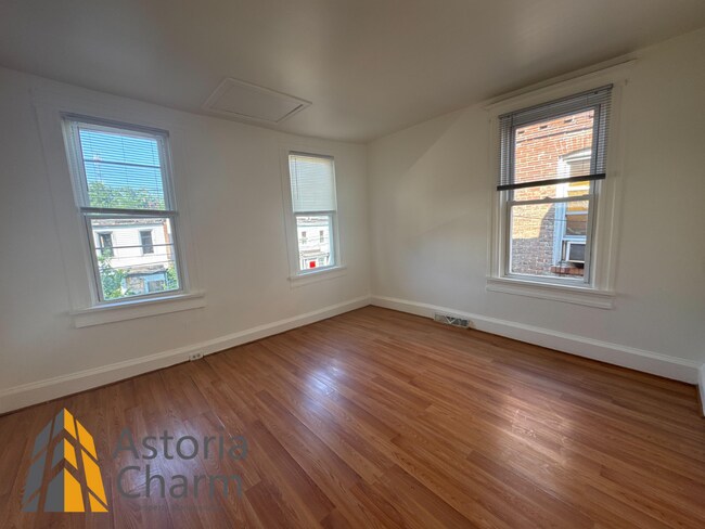 Building Photo - Comfortable 3-Bedroom with Hardwood Floors...