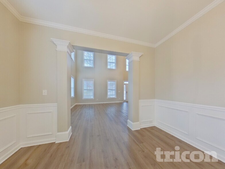 Building Photo - 3605 Long Lake Dr