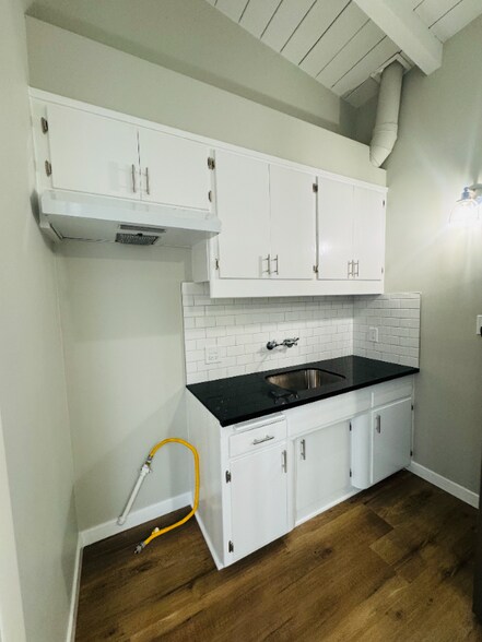 Building Photo - 2026 Hermosa Ave