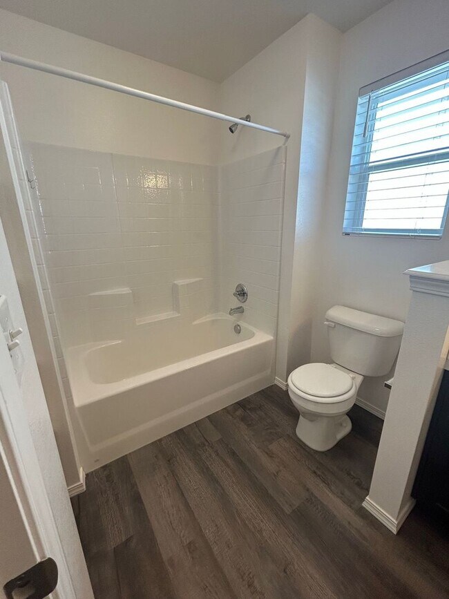 Building Photo - 3 Bedroom plus Loft For Rent! Victory Sout...