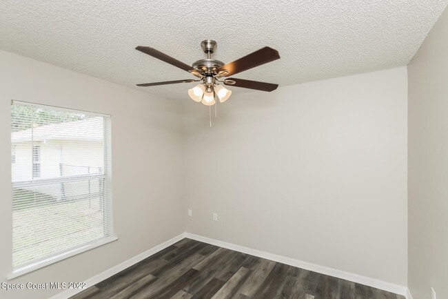 Building Photo - 933 Carver Rd SE