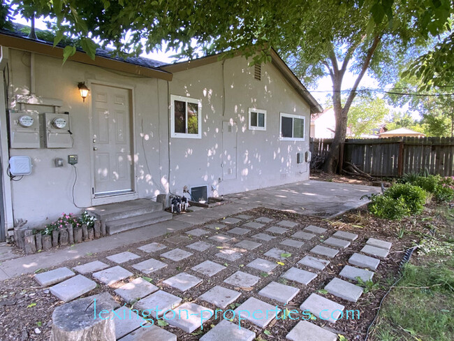 Building Photo - Beautifully Updated, 2BD/1BA, Duplex Home ...