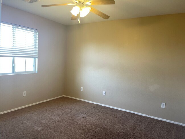 Building Photo - San Tan Valley, 4 bed, 3 bath, huge loft, 2300 sqft