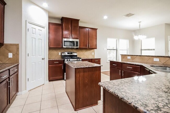 Building Photo - 2407 Lexington Park Dr