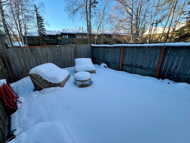 Building Photo - Available in July! Pet Friendly Fully Furn...