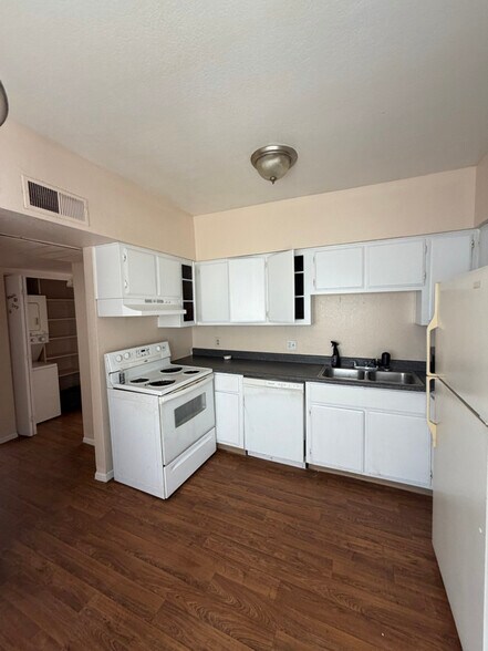 Building Photo - 2826 E Marconi Ave